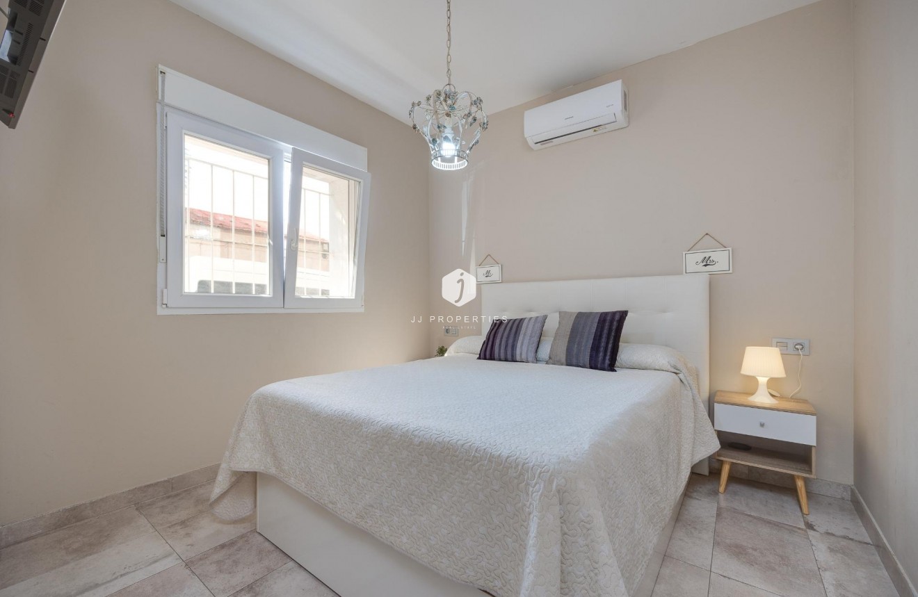 Resale - Chalet -
Torrevieja - Centro