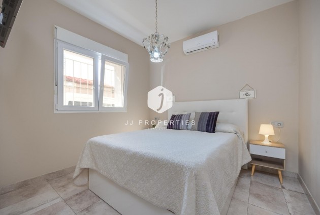 Resale - Chalet -
Torrevieja - Centro
