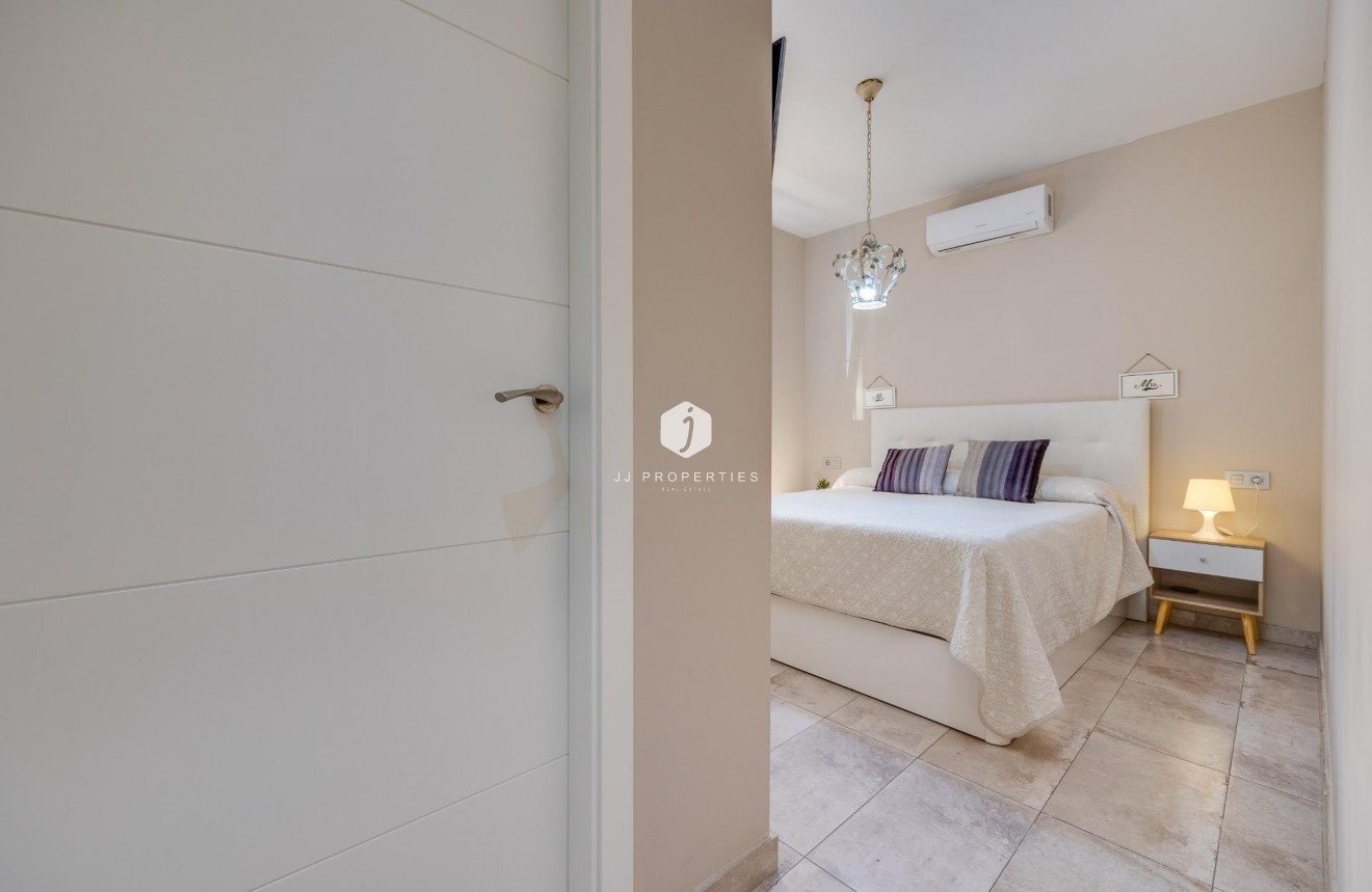Resale - Chalet -
Torrevieja - Centro