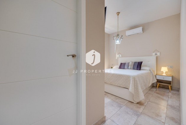 Resale - Chalet -
Torrevieja - Centro