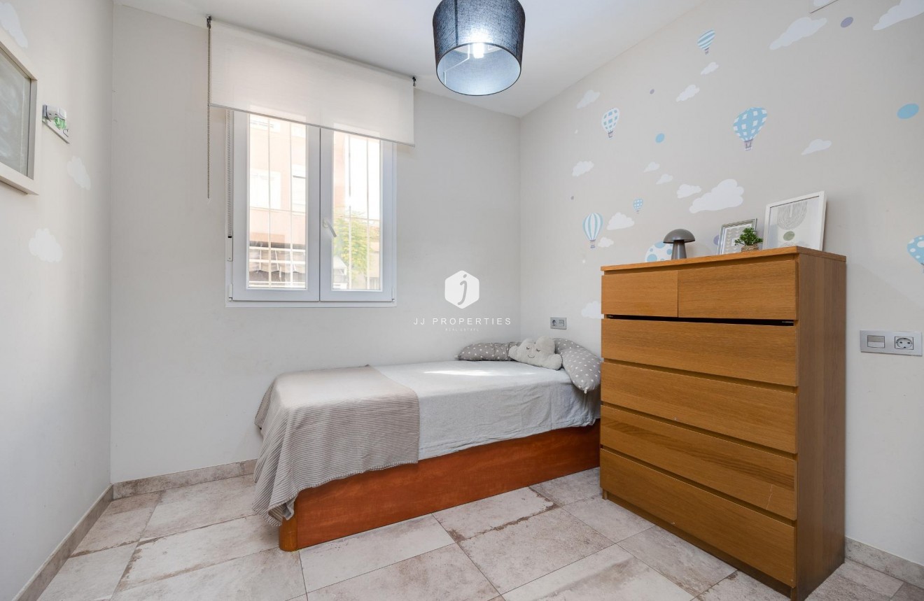 Resale - Chalet -
Torrevieja - Centro