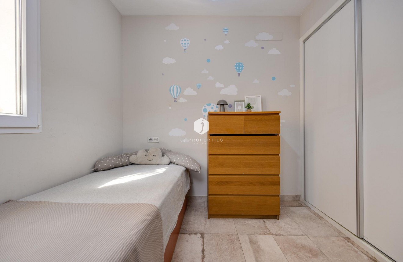 Resale - Chalet -
Torrevieja - Centro