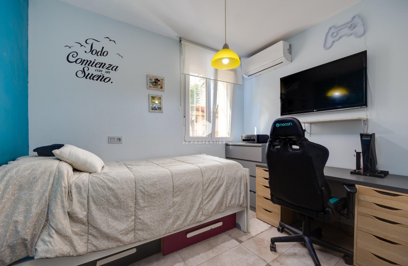 Resale - Chalet -
Torrevieja - Centro