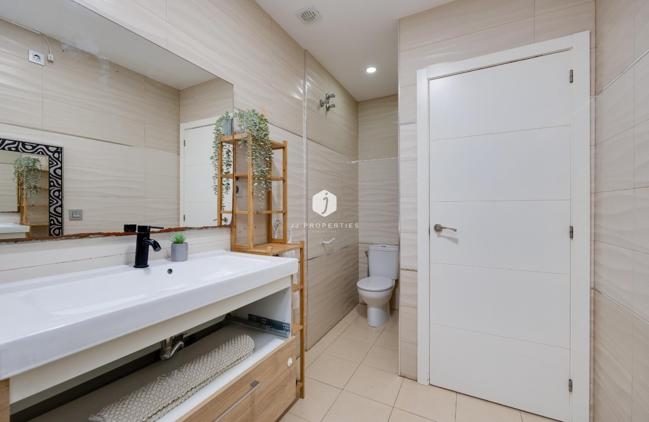 Resale - Chalet -
Torrevieja - Centro