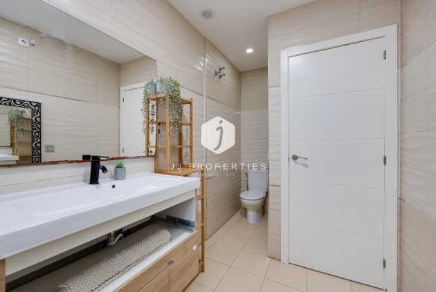 Resale - Chalet -
Torrevieja - Centro