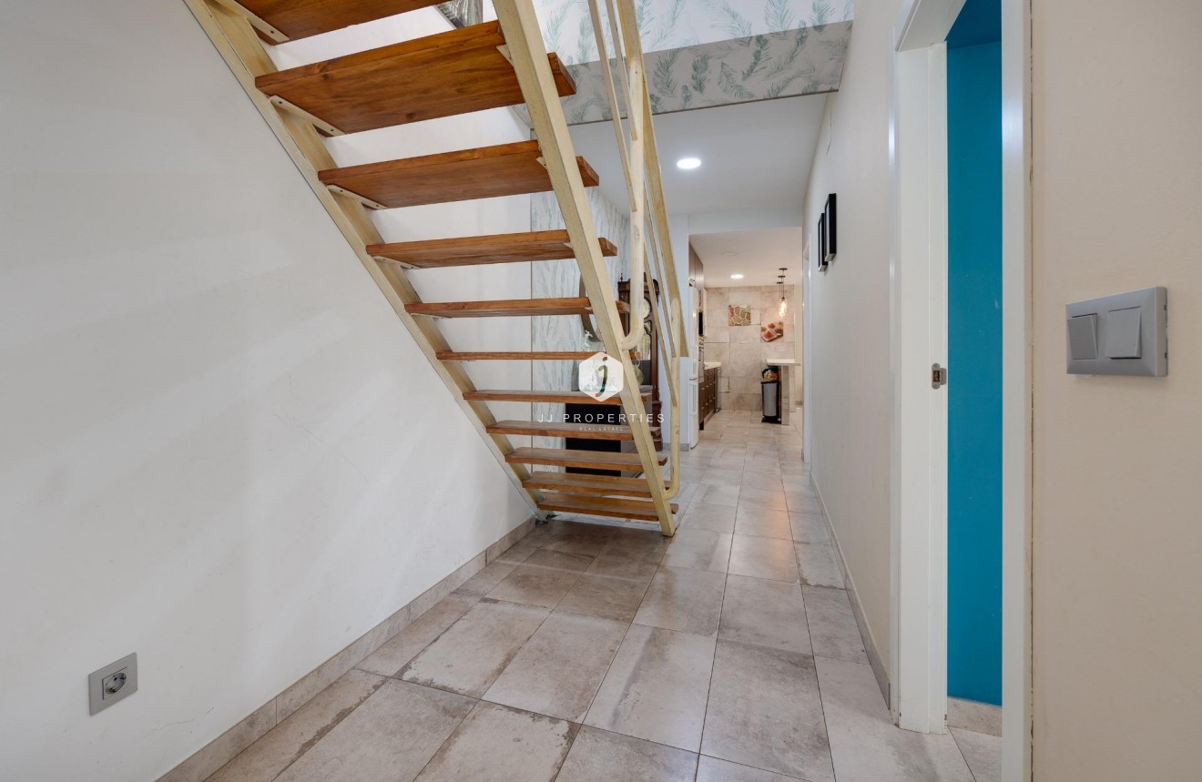 Resale - Chalet -
Torrevieja - Centro