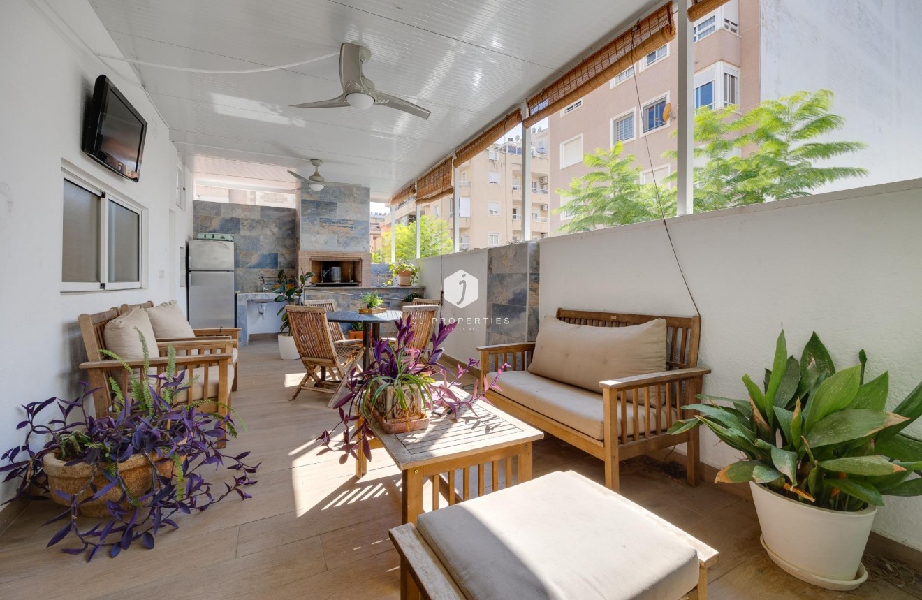 Resale - Chalet -
Torrevieja - Centro