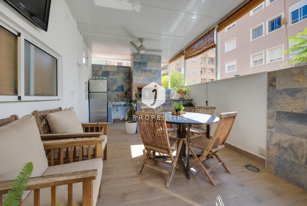 Resale - Chalet -
Torrevieja - Centro