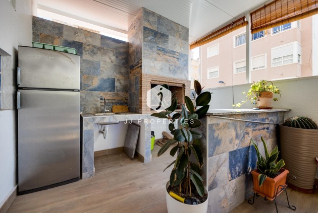 Resale - Chalet -
Torrevieja - Centro
