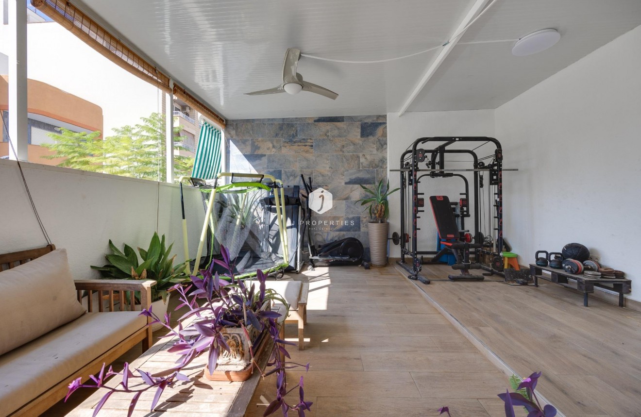 Resale - Chalet -
Torrevieja - Centro