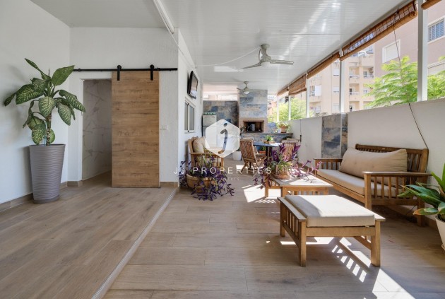Resale - Chalet -
Torrevieja - Centro