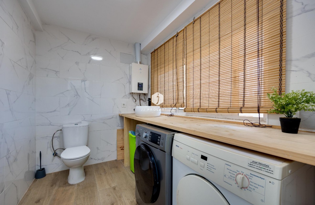 Resale - Chalet -
Torrevieja - Centro