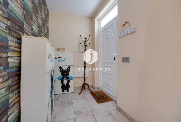 Resale - Chalet -
Torrevieja - Centro