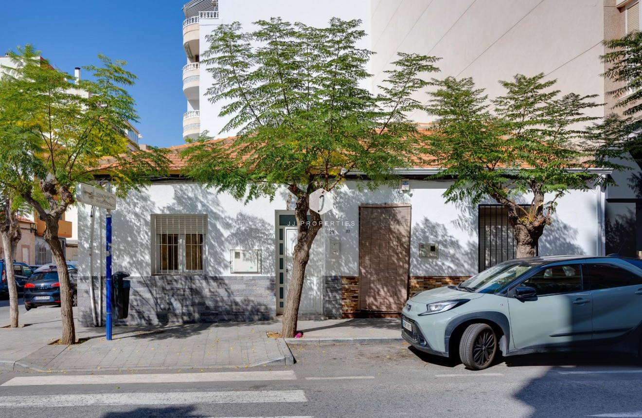 Resale - Chalet -
Torrevieja - Centro