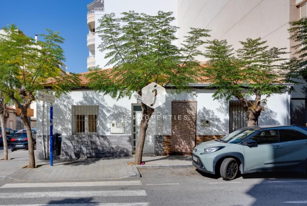 Resale - Chalet -
Torrevieja - Centro