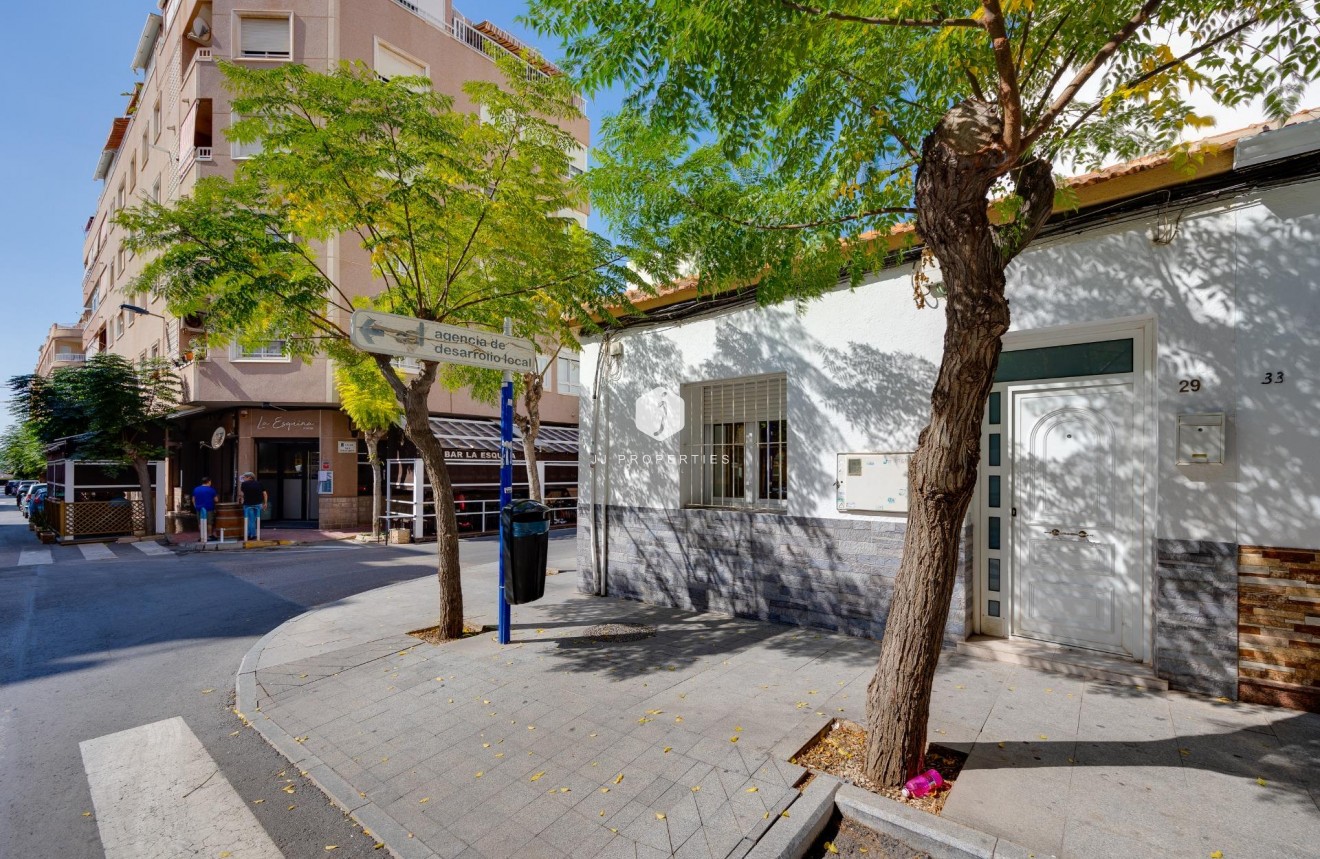 Resale - Chalet -
Torrevieja - Centro