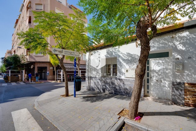 Resale - Chalet -
Torrevieja - Centro