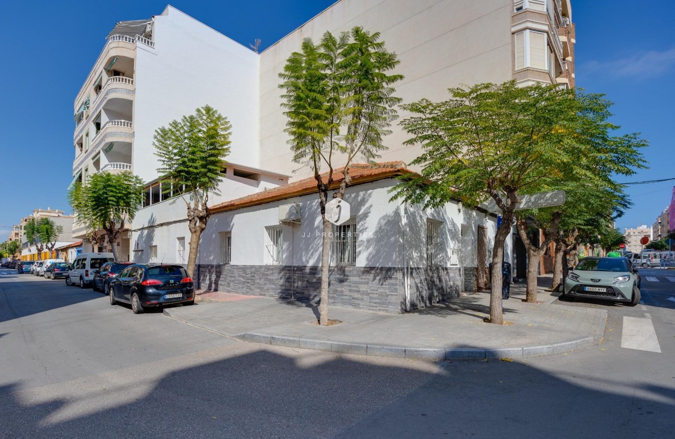 Resale - Chalet -
Torrevieja - Centro