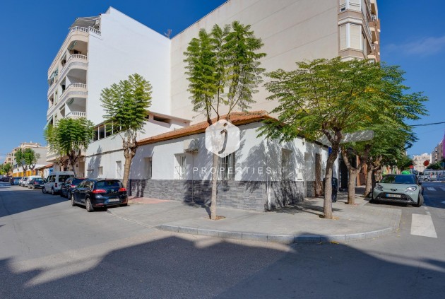 Resale - Chalet -
Torrevieja - Centro