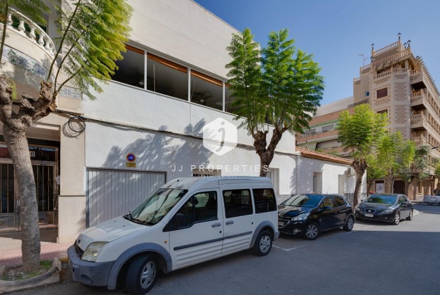 Resale - Chalet -
Torrevieja - Centro