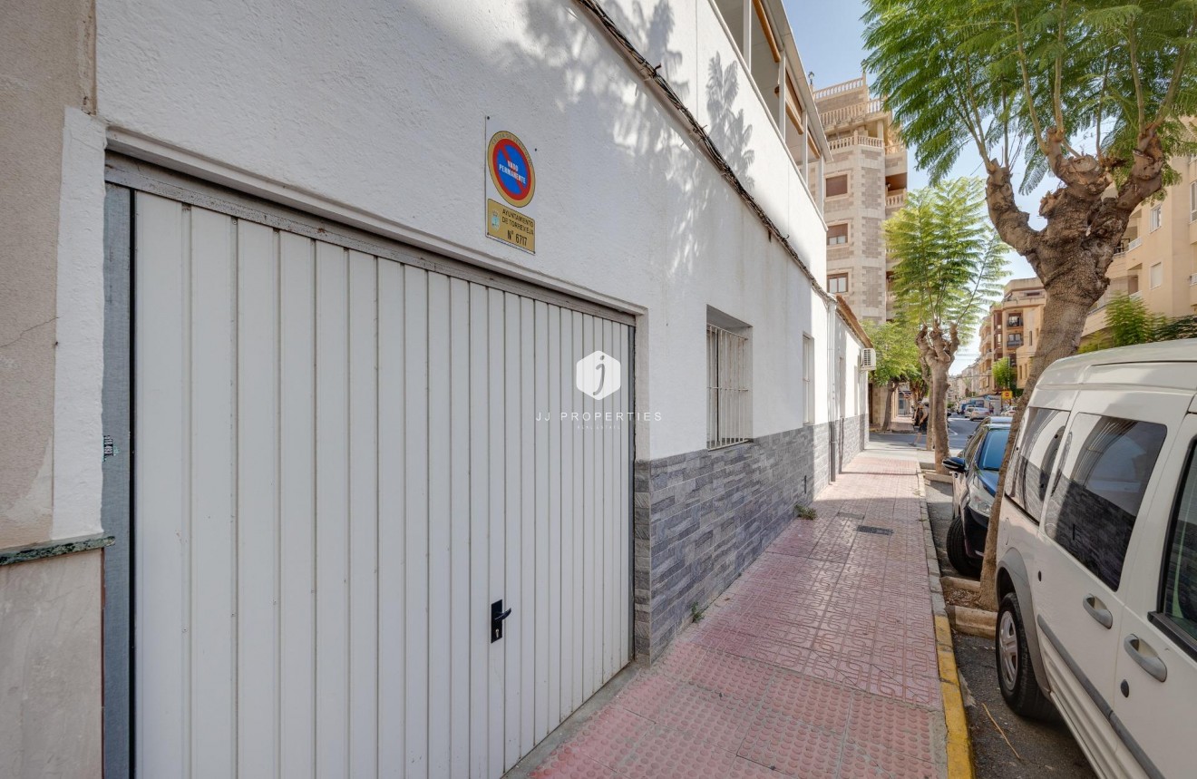 Resale - Chalet -
Torrevieja - Centro