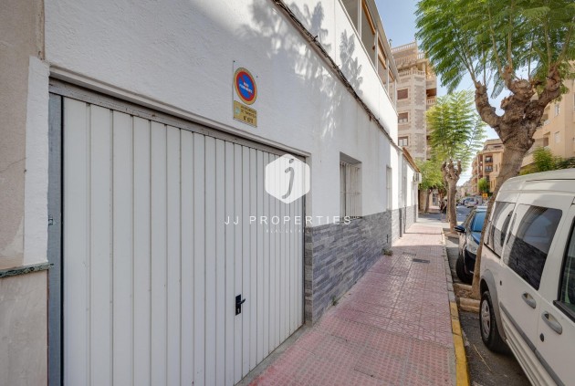 Resale - Chalet -
Torrevieja - Centro