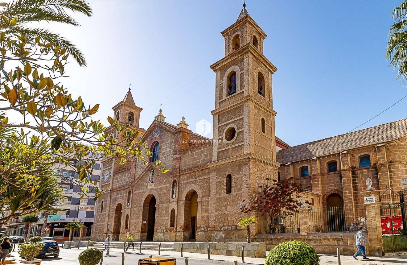 Resale - Chalet -
Torrevieja - Centro