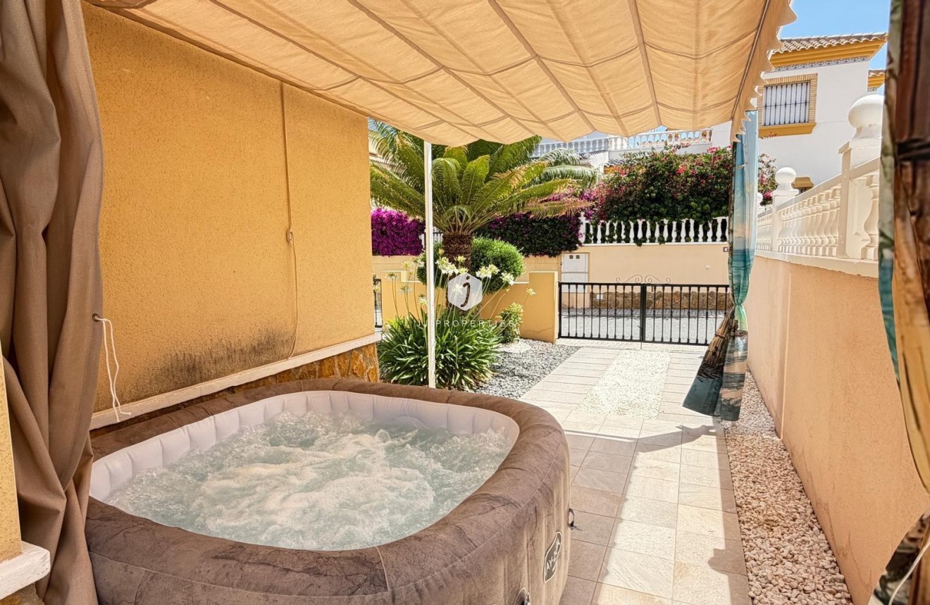 Resale - Chalet -
Orihuela Costa - Los Dolses