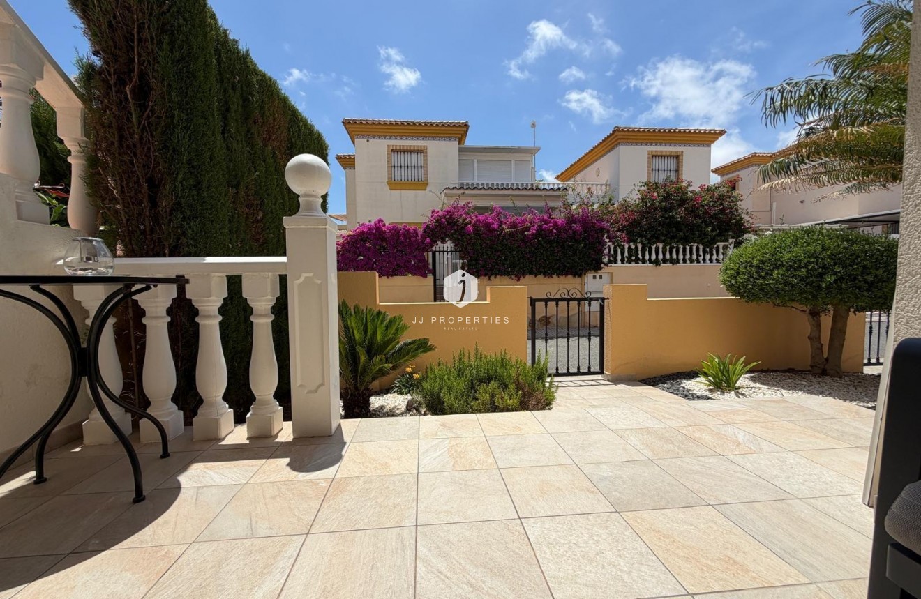 Resale - Chalet -
Orihuela Costa - Los Dolses