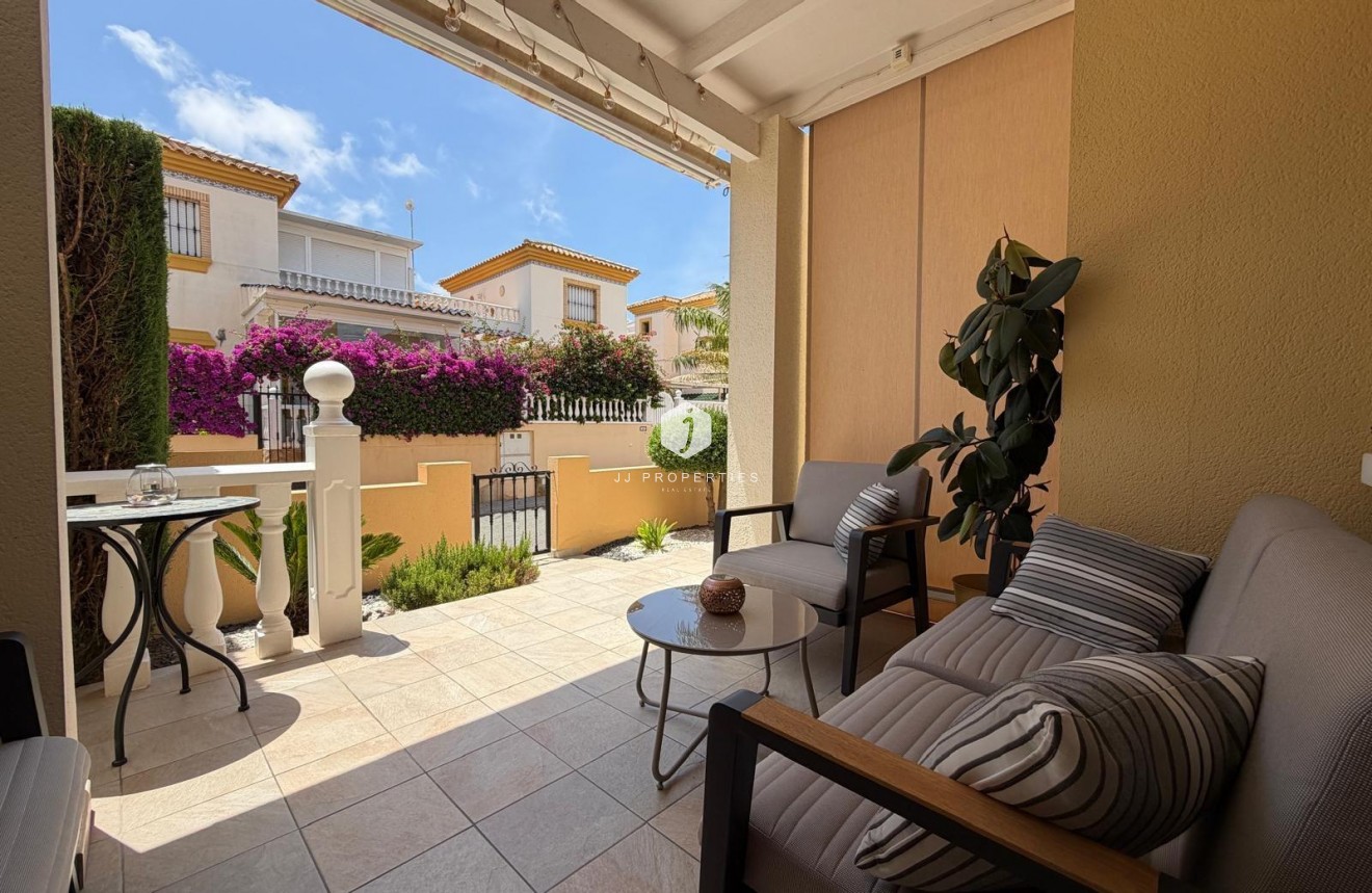 Resale - Chalet -
Orihuela Costa - Los Dolses