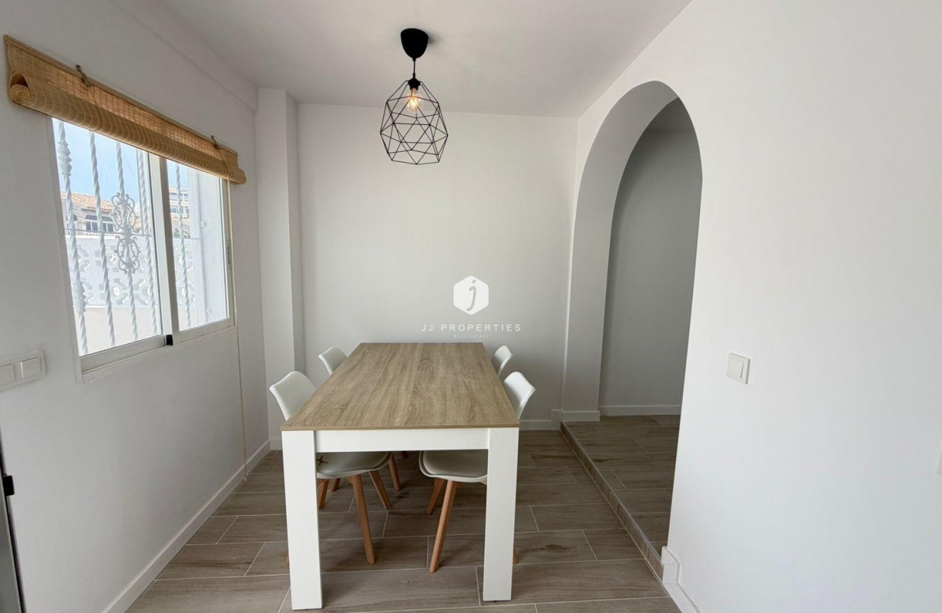 Resale - Chalet -
Torrevieja - Sector 25