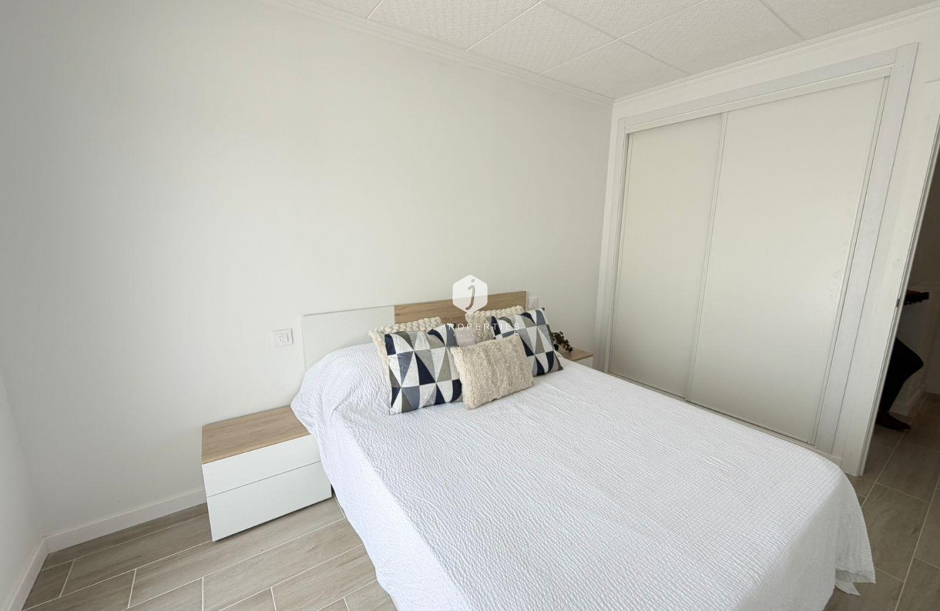 Resale - Chalet -
Torrevieja - Sector 25