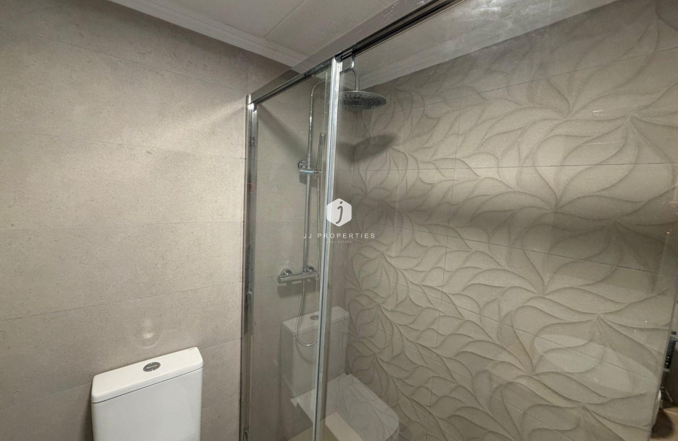 Resale - Chalet -
Torrevieja - Sector 25