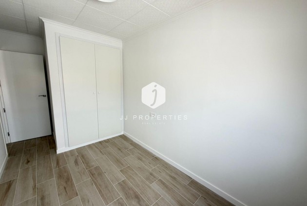 Resale - Chalet -
Torrevieja - Sector 25