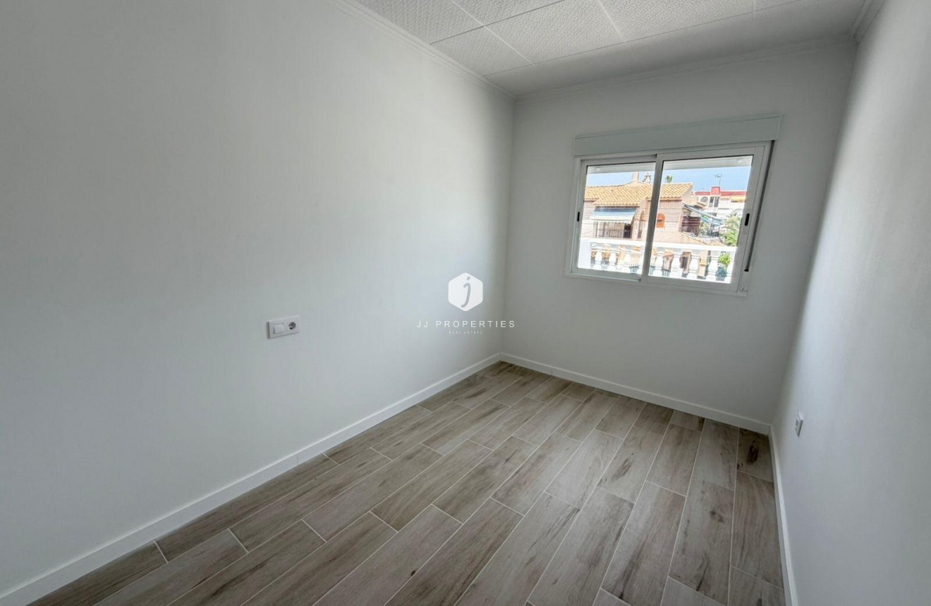 Resale - Chalet -
Torrevieja - Sector 25