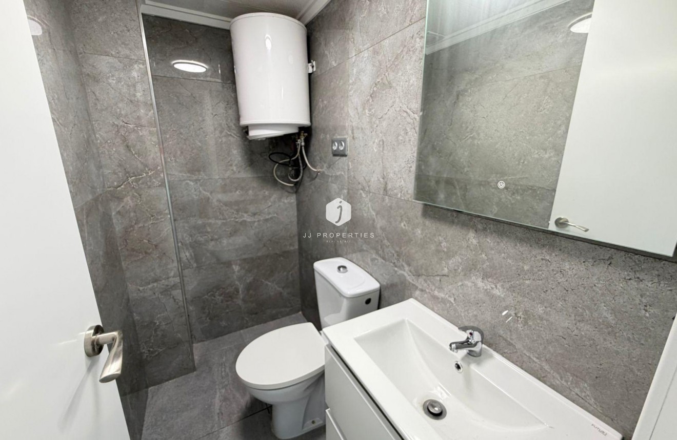 Resale - Chalet -
Torrevieja - Sector 25