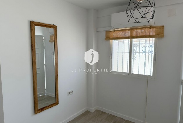 Resale - Chalet -
Torrevieja - Sector 25