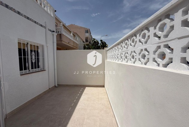 Resale - Chalet -
Torrevieja - Sector 25