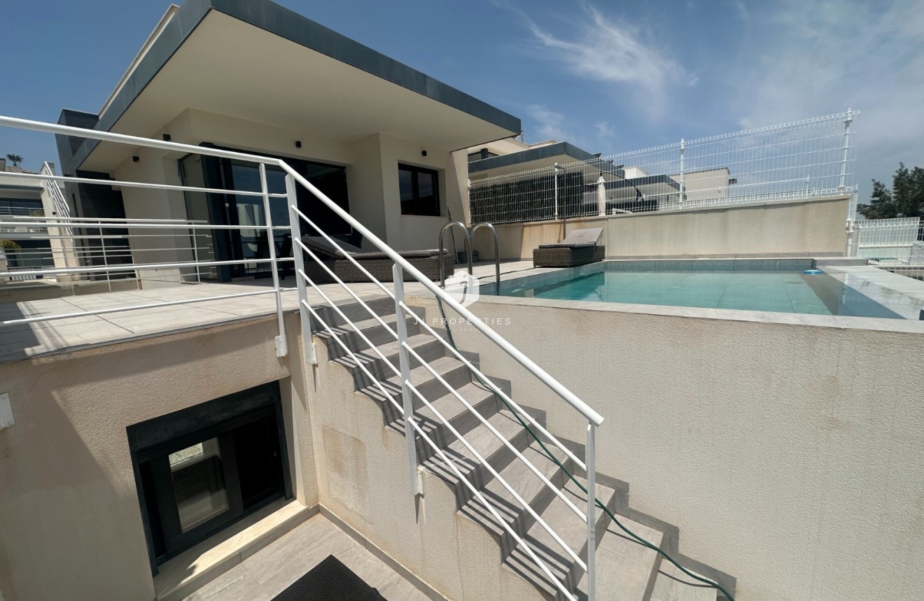 Resale - Villa -
San Miguel de Salinas - Inland