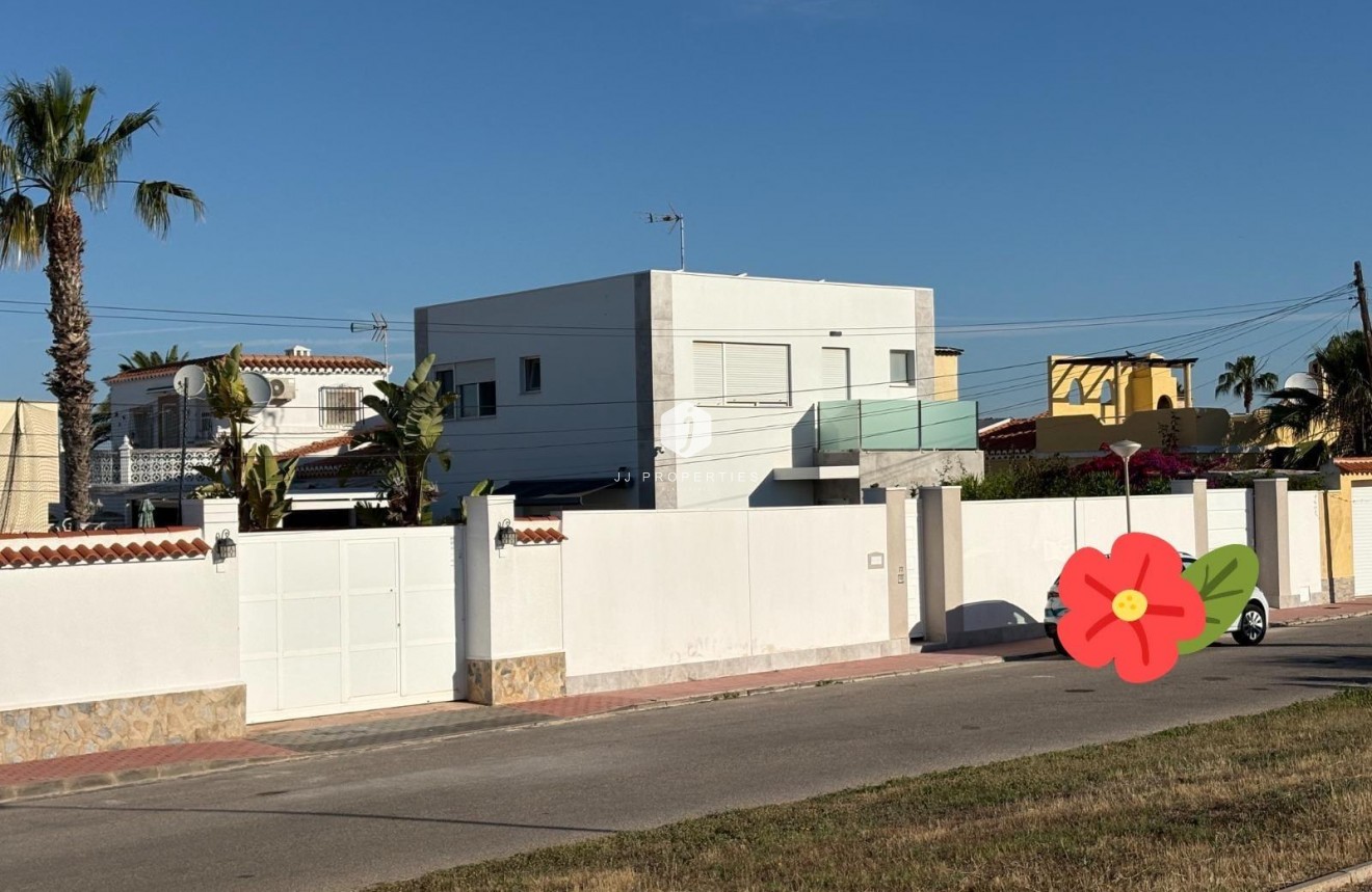 Resale - Villa -
Torrevieja - La Siesta - El Salado - Torreta
