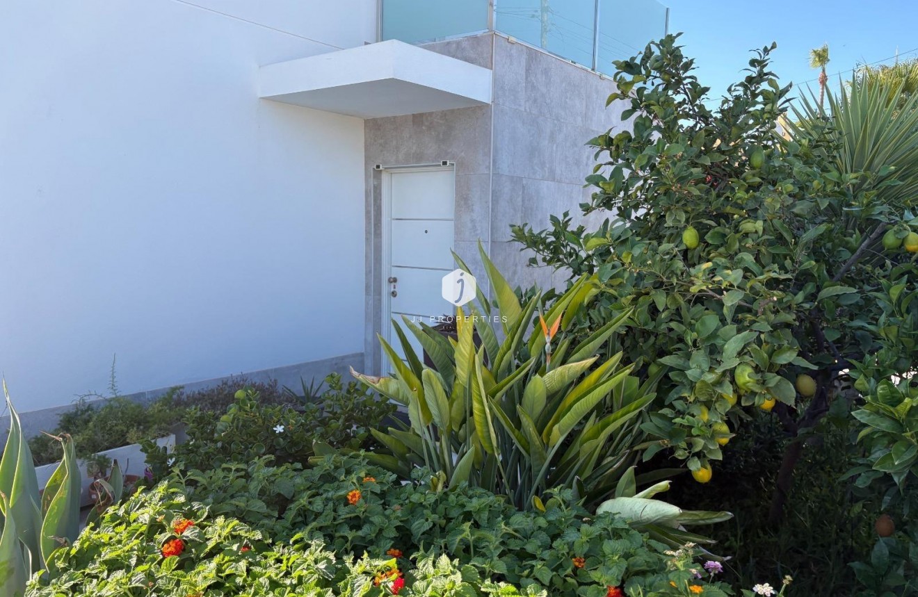 Resale - Villa -
Torrevieja - La Siesta - El Salado - Torreta