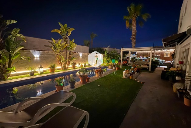 Resale - Villa -
Torrevieja - La Siesta - El Salado - Torreta