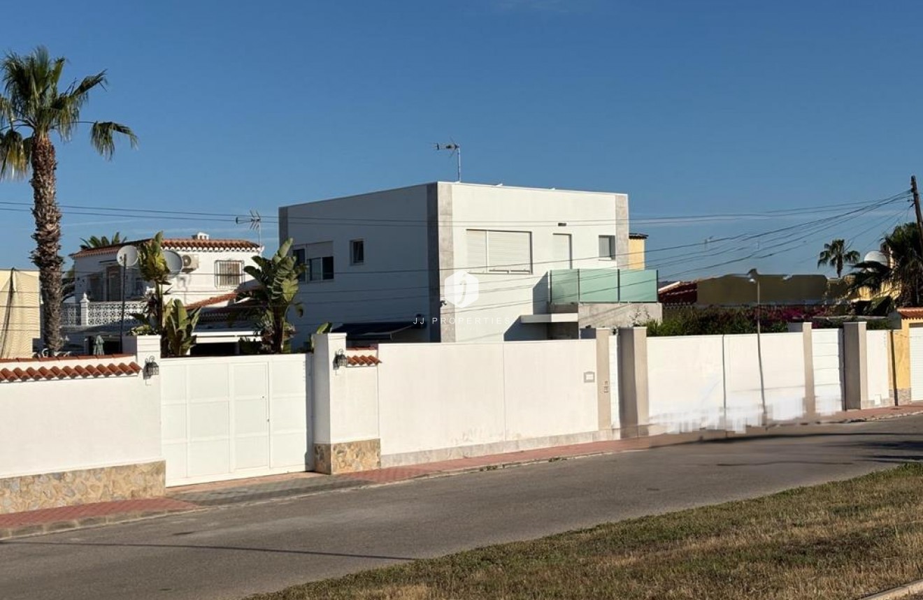 Resale - Villa -
Torrevieja - Torreta Florida