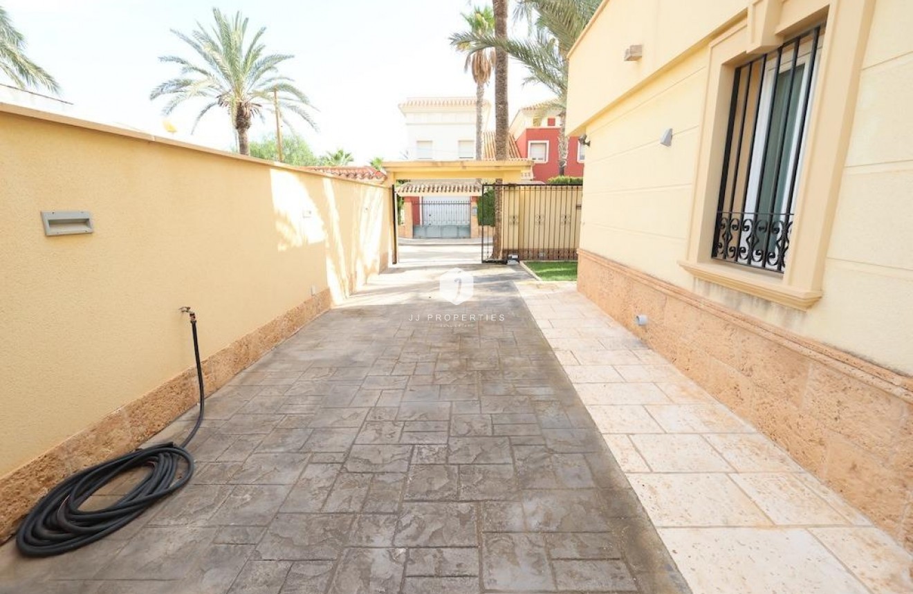 Resale - Villa -
Cabo Roig - Costa Blanca