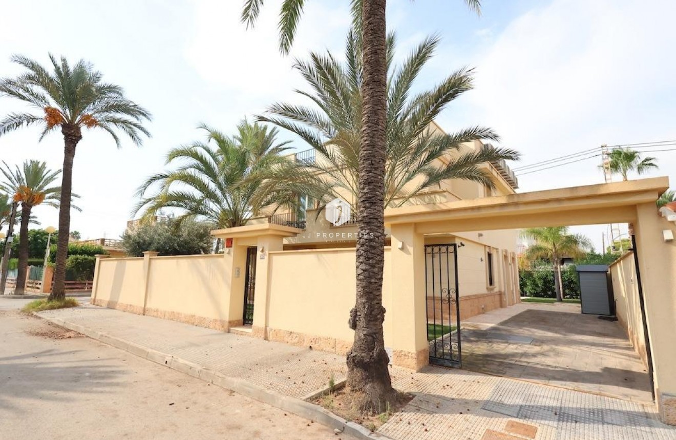 Resale - Villa -
Cabo Roig - Costa Blanca