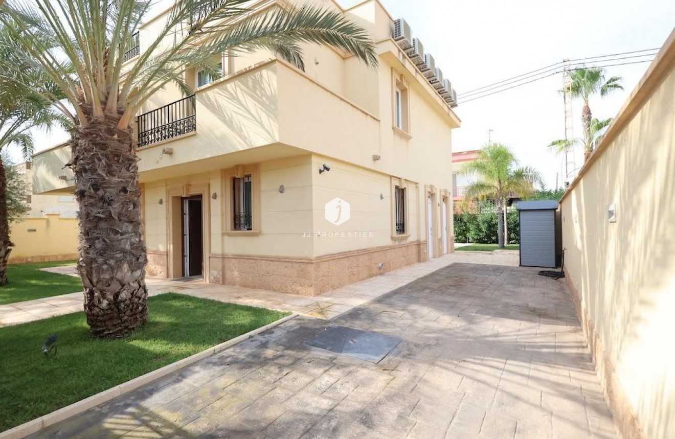 Resale - Villa -
Cabo Roig - Costa Blanca