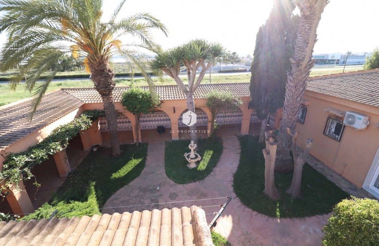 Resale - Villa -
Torrevieja - Costa Blanca