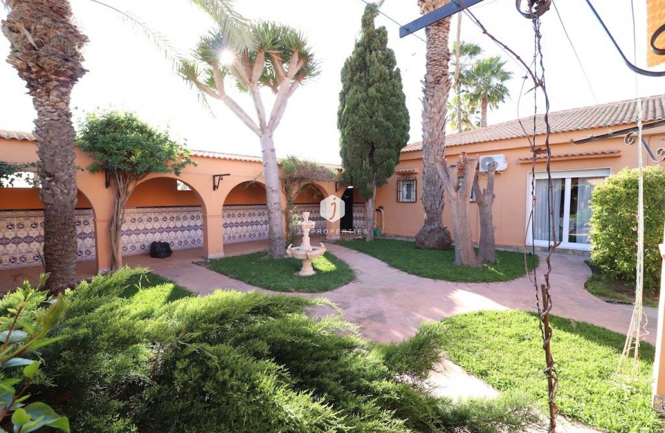 Resale - Villa -
Torrevieja - Costa Blanca
