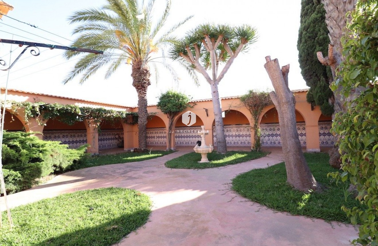 Resale - Villa -
Torrevieja - Costa Blanca
