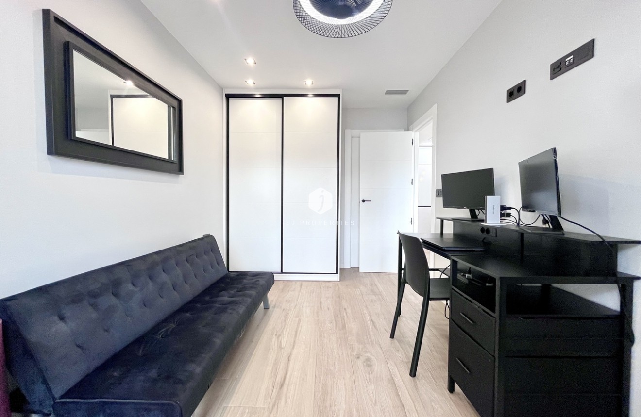 Resale - Villa -
Punta Prima - Costa Blanca